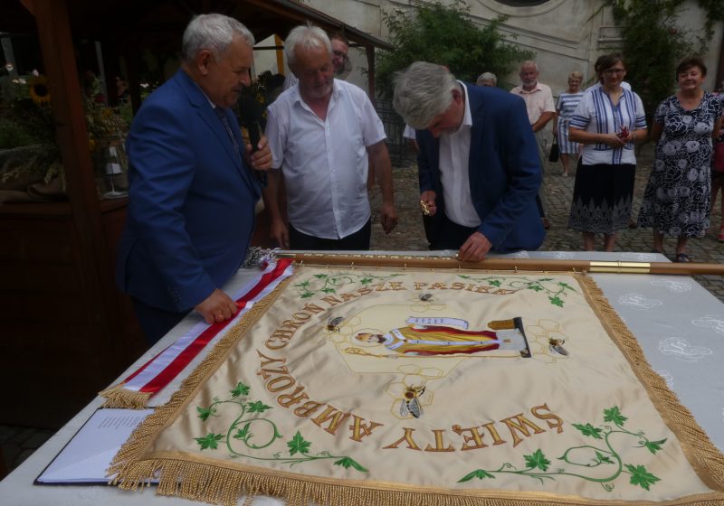 Uroczystości przyjęcia sztandaru przez Nyskie Stowarzyszenie Pszczelarzy